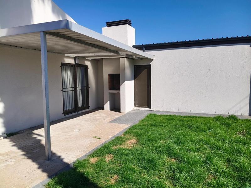 To Let 3 Bedroom Property for Rent in Peerless Park North Western Cape